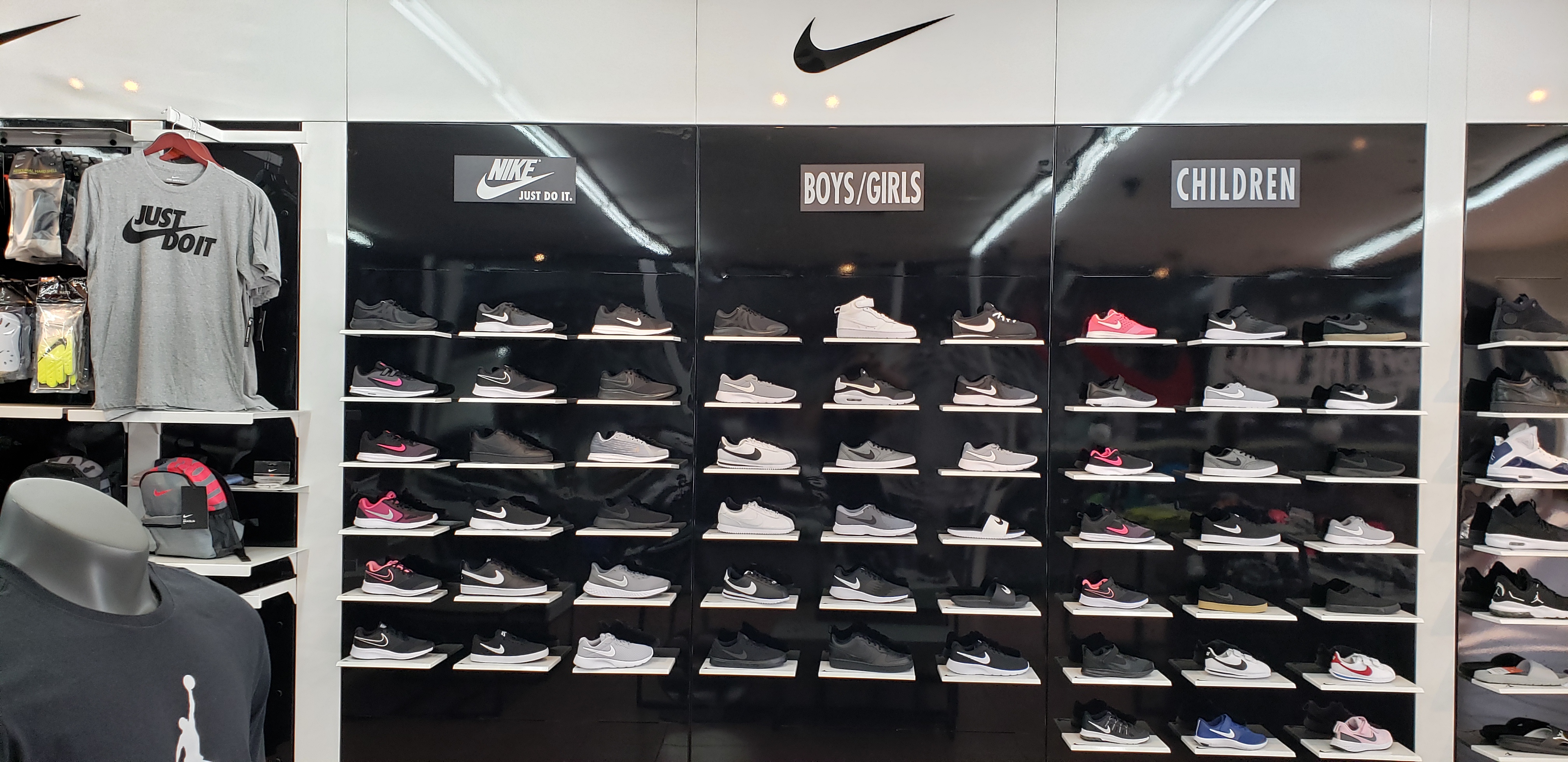 NIKE FOOTWEAR – Shoes And More USA